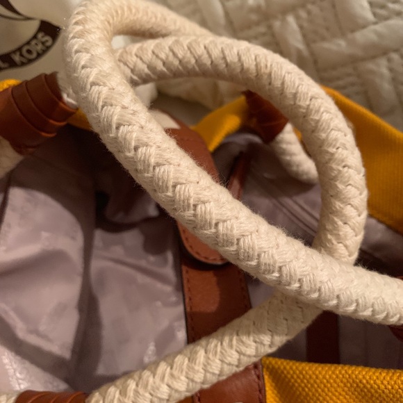 Trendy Handbag 👜 - Picture 4 of 6